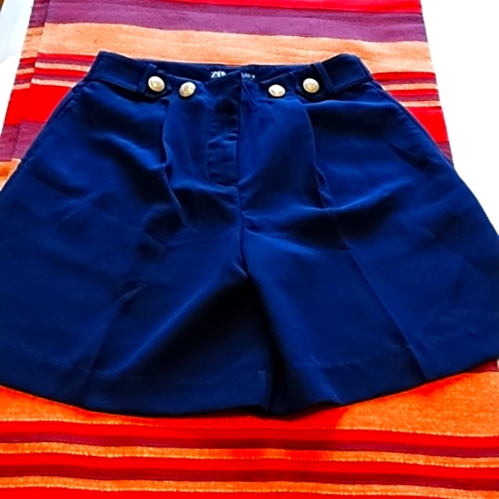 Women's Navy Zara Shorts Size M, 18 inches length.  Perfect Condition